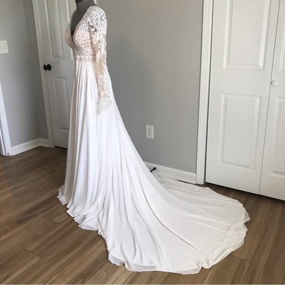 Open back, A-line  with flared cuffs and plunging neckline. - Picture 2 of 16